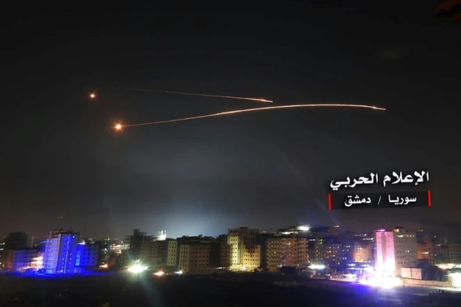 Image distribuée par un média affilié au gouvernement syrien montrant, selon cette source, l'interception par la défense anti-aérienne syrienne de missiles israéliens au-dessus de Damas, dans la nuit du 10 mai 2018