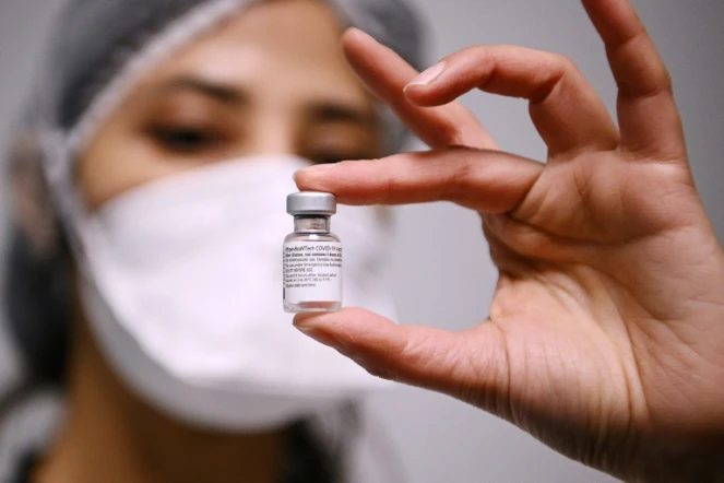 Une soignante manipule une fiole du vaccin Pfizer/BioNTech, le 6 janvier 2021 à Aulnay-sous-Bois (France)