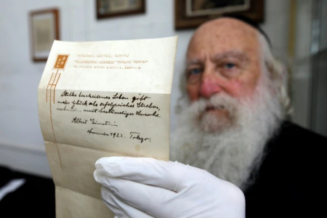 Un juif ultraorthodoxe à Jérusalem tient dans sa main une note écrite par Albert Einstein, le 19 octobre 2017