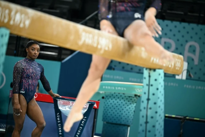 La gymnaste américaine Simone Biles participe à une séance d'entraînement à l'Arena de Bercy à Paris, le 25 juillet 2024