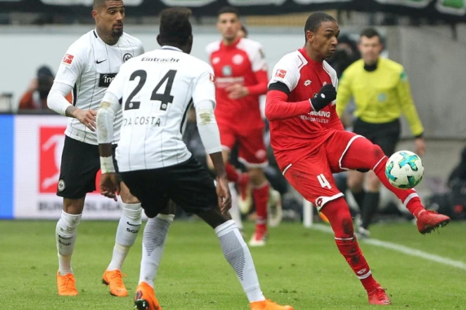 Le jeune défenseur français de Mayence Abdou Diallo dégage le ballon lors d'un déplacement chez l'Eintracht Francfort, le 17 mars 2018