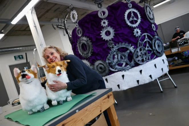 Jane Hytch, directrice générale d'Imagineer, montre des marionnettes grandeur nature de chiens corgis à côté d'un modèle géant de couronne dans l'atelier de l'entreprise à Coventry, le 20 mai 2022 en Angleterre