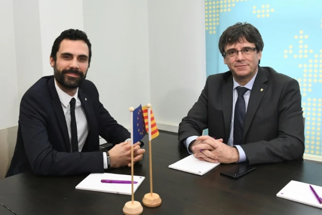 L'indépendantiste catalan Carles Puigdemont (d) et le président du Parlement catalan Roger Torrent, le 24 janvier 2018 à Bruxelles