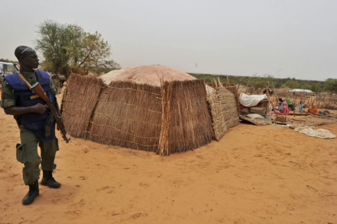 Un gendarme burkinabè dans un village proche de Gorom-Gorom, dans le nord du Burkina, le 12 juin 2012