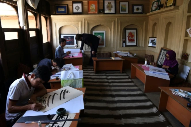 Des étudiants afghans apprennent la calligraphie dans une classe de l'Institut Turquoise Mountain dans le plus vieux quartier de Kaboul, Mourad Khani, le 18 juillet 2017