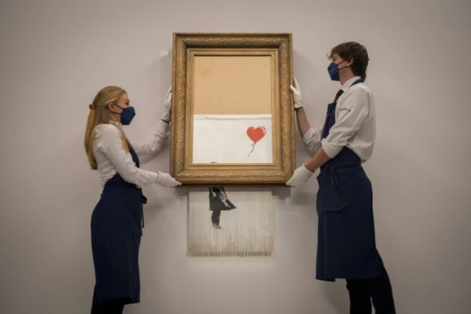 "L'amour est dans la poubelle" ("Love is in the Bin") de Banksy, présenté chez Sotheby's à Londres le 3 septembre 2021