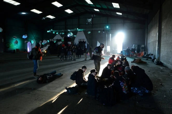 Des participants à la rave party de Lieuron (Ille-et-Vilaine) se reposent dans un hangar désaffecté, le 1er janvier 2021