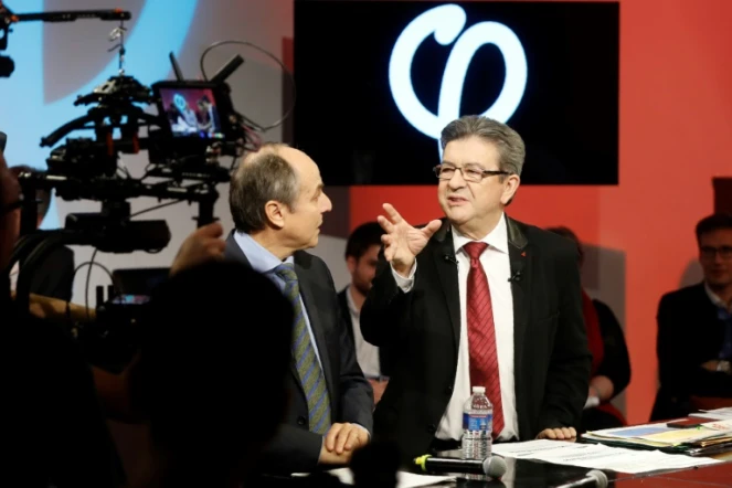 Jean-Luc Mélenchon (D)  lors d'une émission sur YouTube présente et chiffre son plan économique pour 2017-2022, le 19 février 2017
