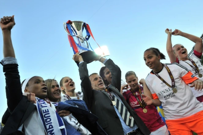  Patrice Lair, alors entraîneur de la section féminine de Lyon, soulève le trophée après la victoire contre Francfort en finale de Ligue des champions, le 17 mai 2012 à Munich