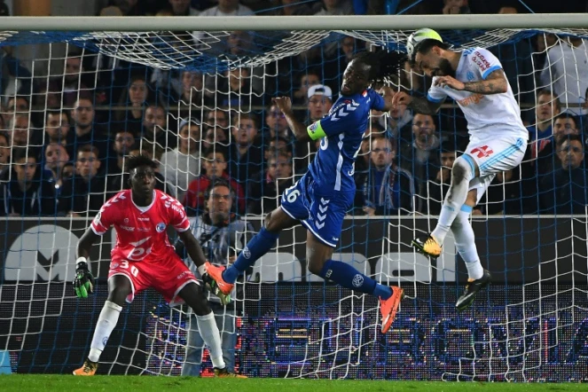 L'attaquant de Marseille Kostas Mitroglou (d) à la lutte avec le défenseur de Strasbourg Bakary Koné (c) à La Meinau, le 15 octobre 2017  