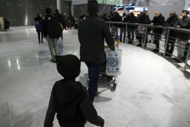 Des réfugiés soudanais arrivent à l'aéroport Roissy-Charles de Gaulle de Paris, le 18 décembre 2017 