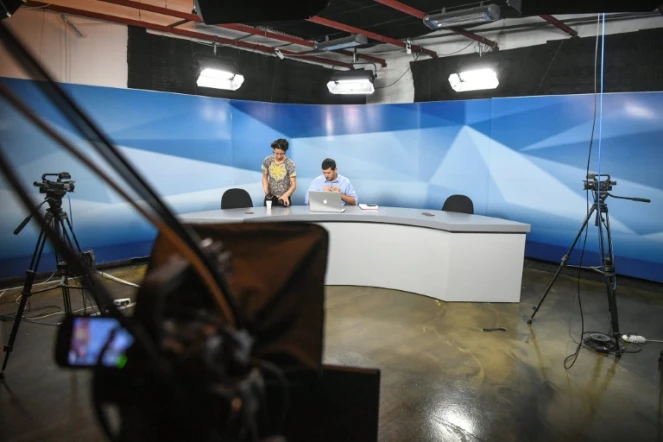 Des journalistes de Medyascope préparent une émission qui sera diffusée sur internet, le 16 mai 2018 à Istanbul