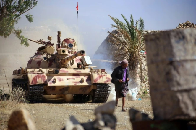 Char des forces progouvernementales dans un combat avec des rebelles chiites Houthis, le 6 avril à Taez dans le sud-ouest du Yemen