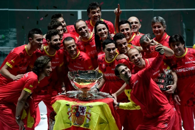 Rafael Nadal (premier plan à droite) se prend en photo avec les autres membres de l'équipe d'Eqspagne vainqueur de la Coupe Davis 2019, le 24 novembre à Madrid