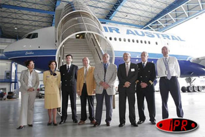 Mercredi 25 mai 2005 -

Air Austral a présenté &quot;Le Caribou&quot; son nouveau Boeing 777 -200 ER