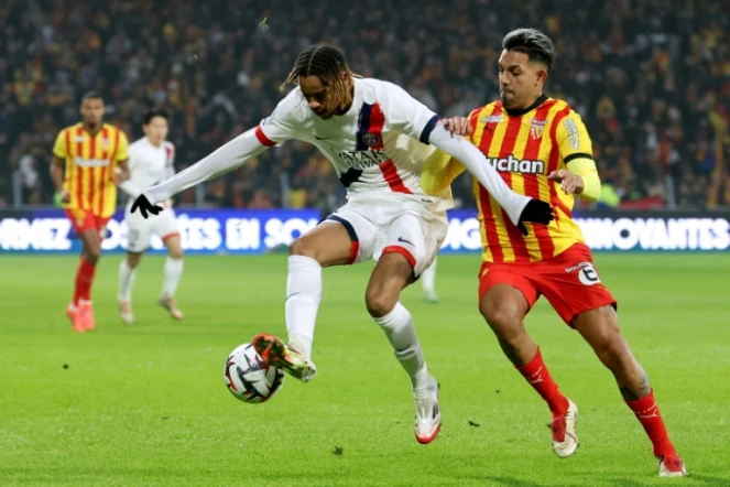 L'attaquant du Paris Saint-Germain, Bradley Barcola (G), fait face au défenseur argentin de Lens, Facundo Medina (D), lors du match de Ligue 1 au Stade Bollaert-Delelis à Lens, le 18 janvier 2025