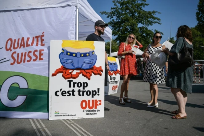 Des militants de l'Union démocratique du centre font campagne avant le sur la libre circulation avec l'UE, le 13 septembre 2020 à Genève