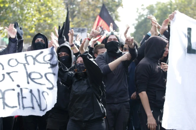 Des membres du groupe anarchiste Black Bloc manifeste contre les réformes du code du travail  à Paris le 23 septembre 2017