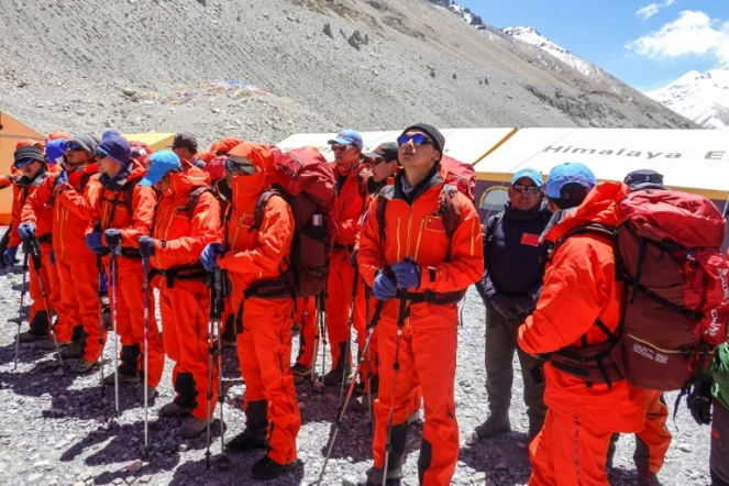 Des géomètres et alpinistes chinois se préparent à quitter le camp de base pour le sommet de l'Everest dans la région autonome chinoise du Tibet, le 6 mai 2020