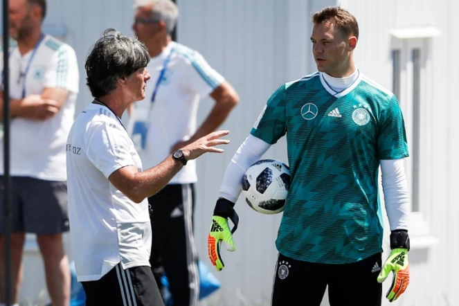 Le sélectionneur allemand Joachim Löw (g) et le gardien de but Manuel Neuer en discussion à l'entraînement, le 21 juin 2018 à Sotchi 