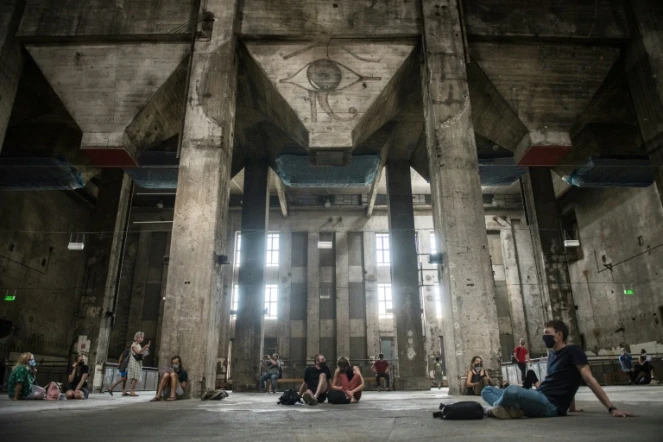 Des visiteurs assistent à une exposition sonore inédite au Berghain, le prestigieux temple de la techno, le 24 juillet 2020 à Berlin
