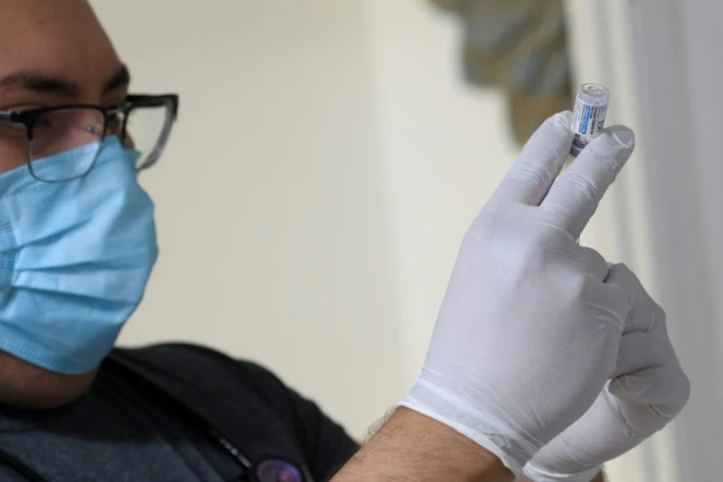 Une soignante prépare une dose du vaccin contre le Covid-19 de Johnson & Johnson, le 13 mars 2021 à Delano en Californie 