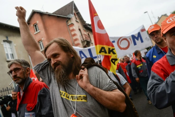 Des manifestants demandent le maintien des 400 emplois du site d'Alstom menacés de délocalisation, à Belfort, le 15 septembre 2016