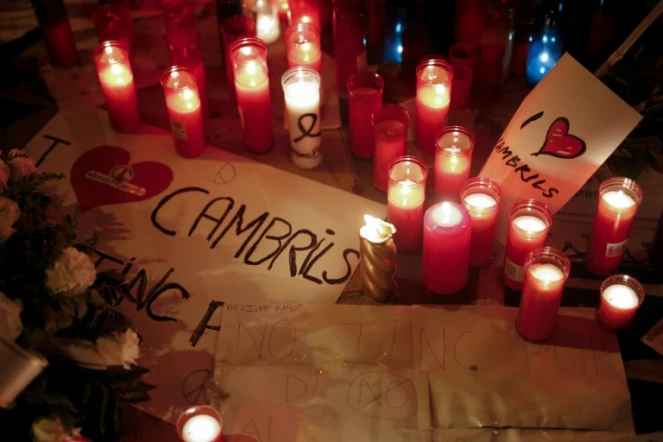 Les passants déposent fleurs et bougies en souvenir des victimes des attentats de Barcelone et de Cambrils, le 25 août 2017, à Cambrils.