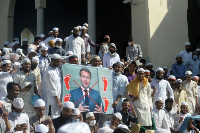Des manifesfants répondant à l'appel d'un parti islamiste dénoncent le président français Emmanuel Macron pour son soutien à la liberté de caricaturer et appellent au boycott des produits français, à Dacca le 30 octobre 2020