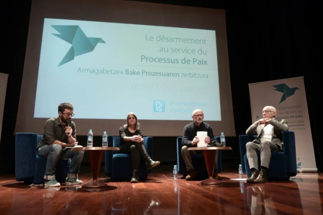 De g. à d.: le modérateur Eneko Gorri, Anaiz Funosas, Michel Berhocoirigoin et Jean-Rene Etchagaray, lors du colloque "Désarmement au service du processus de paix" pour le Pays basque, le 18 mars 2017 à  Biarritz