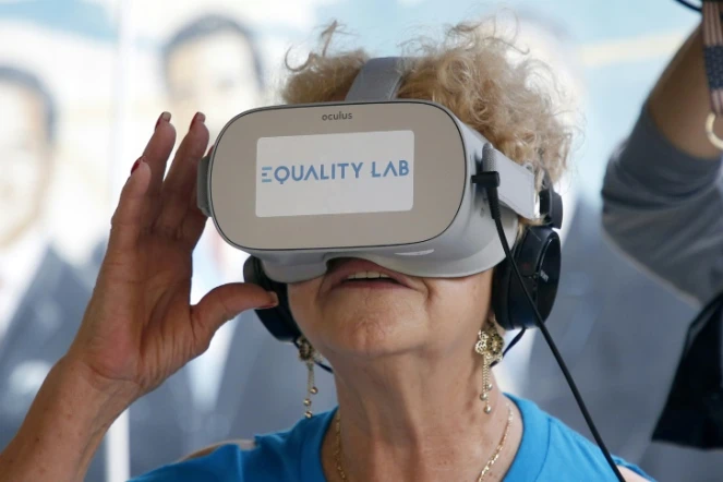 Nidia Silva, qui avait toujours rêvé de nager avec des dauphins, essaie des lunettes de réalité virtuelle, le 26 juillet 2019 à Miami 