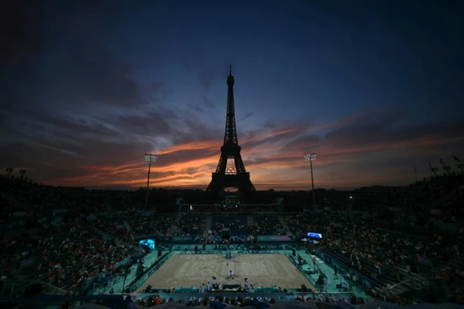 Vue générale du site du tournoi olympique de beach volley, au pied de la tour Eiffel, le 27 juillet 2024 à Paris