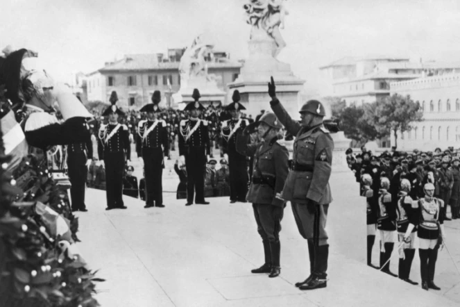 Une photo prise le 1er novembre 1938 montre le dictateur fasciste Benito Mussolini (d) lors d'une cérémonie sur la Tombe du SOldat inconnu à Rome pour célébrer la Journée de la Victoire
