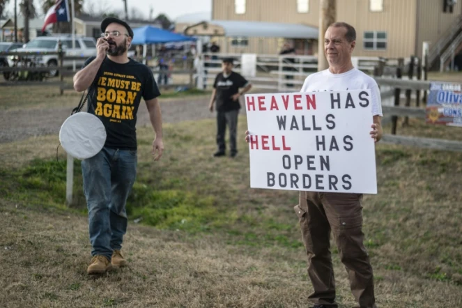 Des manifestants devant un ranch à Quemado, au Texas, à la frontière avec le Mexique, protestant contre l'immigration, le 2 février 2024
