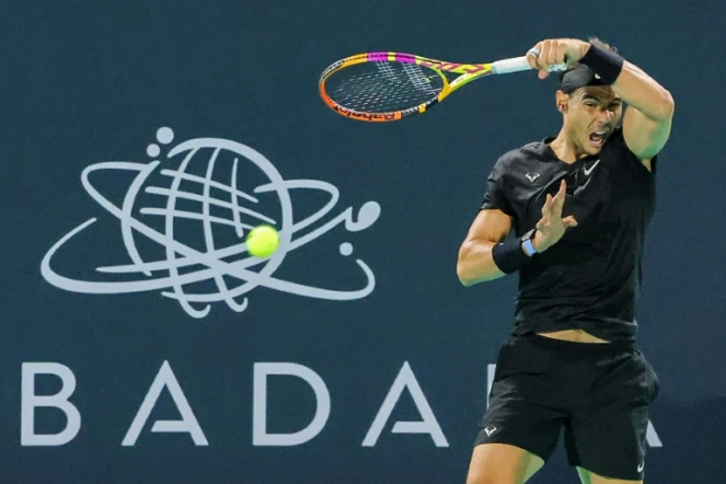L'Espagnol Rafael Nadal renvoie la balle au Canadien Denis Shapovalov lors du match de barrage pour la troisième place du Mubadala World Tennis Championship dans l'émirat d'Abou Dhabi (Emirats arabes unis), le 18 décembre 2021.