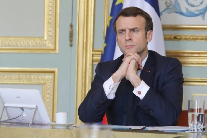 Le président Emmanuel Macron participe à une vidéoconférence avec des membres du gouvernement et des responsables économiques, au palais de l'Elysée, le 19 mars 2020 à Paris