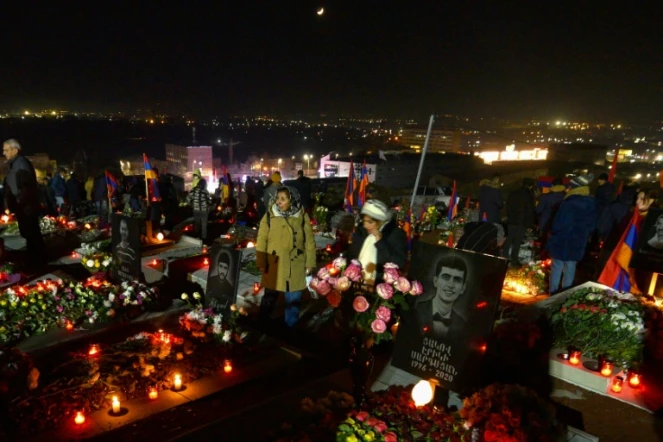 Cérémonie au cimetière militaire d'Erevan à la mémoire des victimes du conflit avec l'Azerbaïdjan au Nagorny Karabakh, le 18 décembre 2020 en Arménie