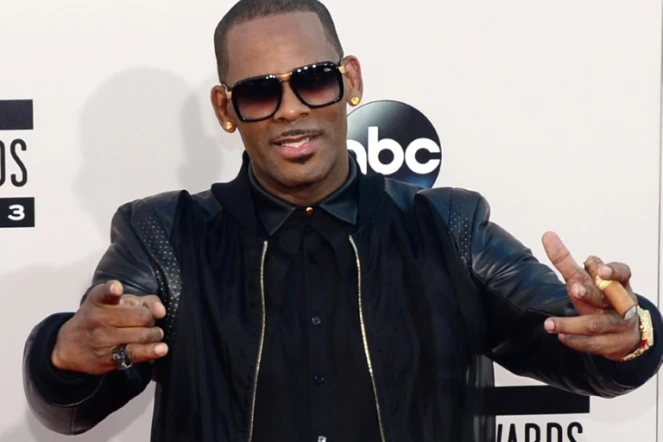 Le chanteur R. Kelly arrive aux American Music Awards à Los Angeles, en Californie, le 24 novembre 2013.