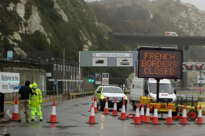 Un panneau lumineux annonce la fermeture de la frontière française à Douvres (Grande Bretagne) le 21 décembre 2020