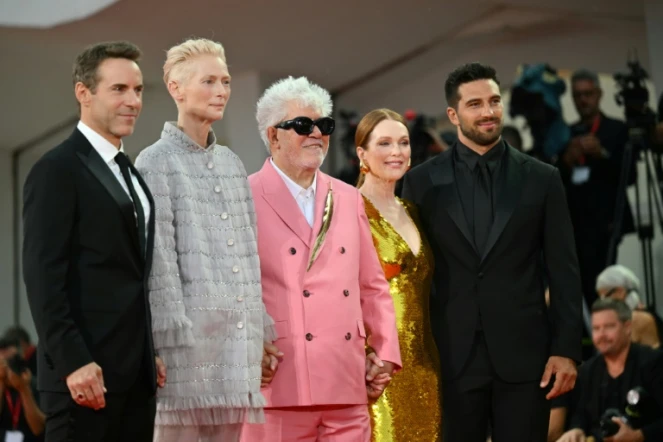 De gauche à droite: l'acteur Alessandro Nivola, l'actrice Tilda Swinton, le réalisateur Pedro Almodovar, l'actrice Julianne Moore et l'acteur Alvise Rigo, le 2 septembre 2024 sur le Lido, à Venise