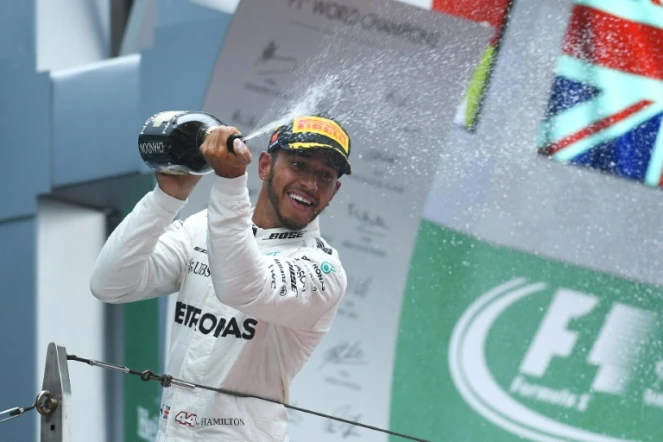 Le Britannique Lewis Hamilton en liesse sur le podium après sa victoire au GP de Chine, le 9 avril 2017 à Shanghai