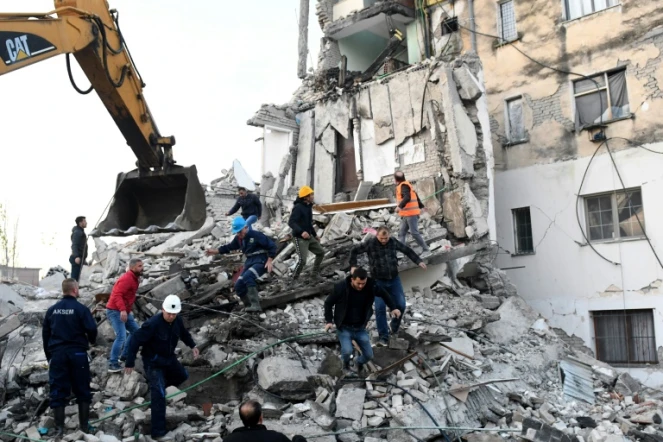 Des secouristes fouillent les décombres d'un immeuble effondré à Thumane, à 34 kilomètres au nord-ouest de Tirana, après un séisme en Albanie, le 26 novembre 2019