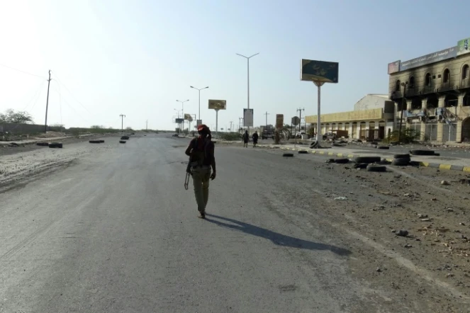Photo d'un combattant yéménite des forces progouvernementales sur une route de Hodeida, dans l'ouest du Yémen, aux mains des rebelles Houthis, le 15 décembre 2018
