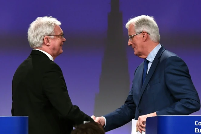 Le négociateur en chef de l'UE Michel Barnier (d) et  son homologue britannique David Davis, le 12 octobre 2017 à Bruxelles