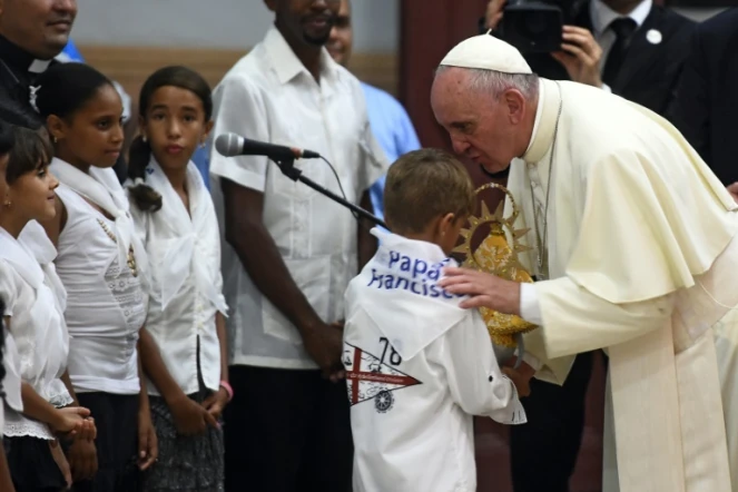 Le pape François entouré d'enfants le 21 septembre 2015 dans le dans le sanctuaire de la Vierge de la charité "del Cobre" à Santiago de Cuba