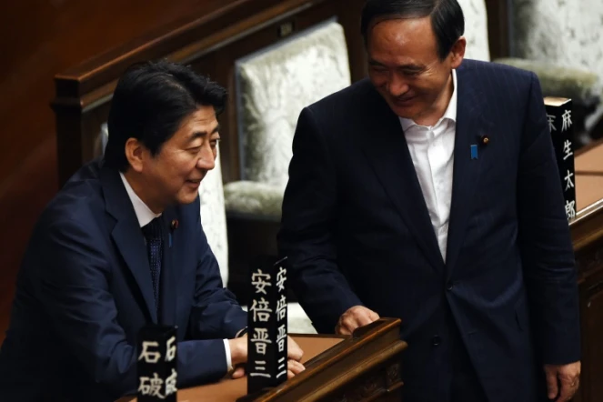 Le Premier ministre japonais, Shinzo Abe (G) et son chef de cabinet Yoshihide Suga (D), le 18 septembre 2015