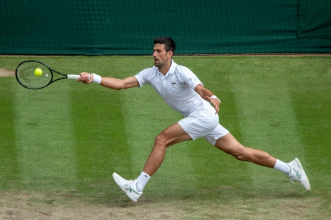 Le Serbe Novak Djokovic face au Hongrois Marton Fucsovics en quart de finale de Wimbledon, le 7 juillet 2021