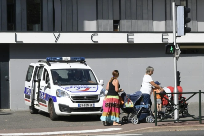 Une voiture de police stationnée devant le lycée Louis Armand où une élève de 15 ans a été poignardée lundi soir par un camarade de classe, le 13 septembre 2016 à Gleize