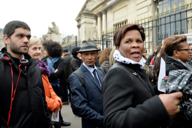 Un ancien enfant de la Creuse, Jean-Jacques Martial (c) lors d'une manifestation  devant l'Assemblée nationale à Paris le 18 février 2014