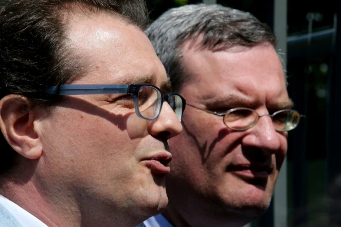 Jérôme Triomphe (à gauche) et Jean Paillot (à droite), avocats des parents de Vincent Lambert, un homme tétraplégique en état végétatif depuis une décennie, ont parlé à la presse à leur arrivée à l'hôpital Sébastopol de Reims, le Le 21 mai 2019.
